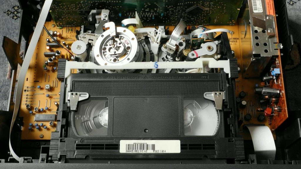 2013-02-24_11-39-15-VHS-VCR-Hitachi-VT-F552ELN-stopmotion.ogv
